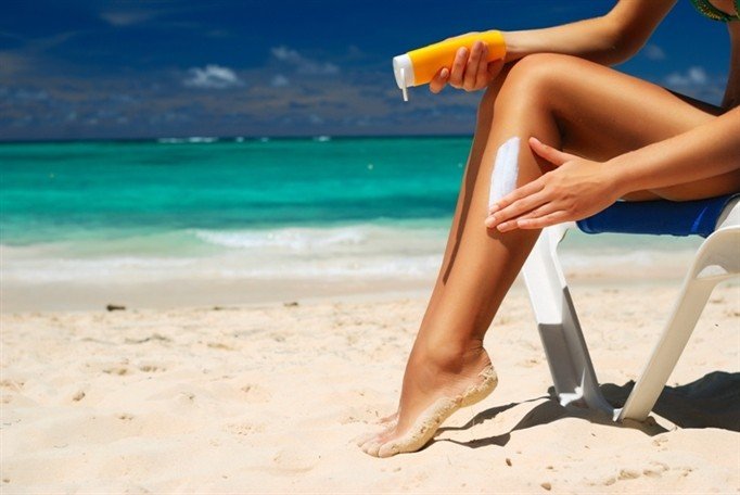 Kem chống nắng là món đồ cực cần thiết khi đi tắm biển.