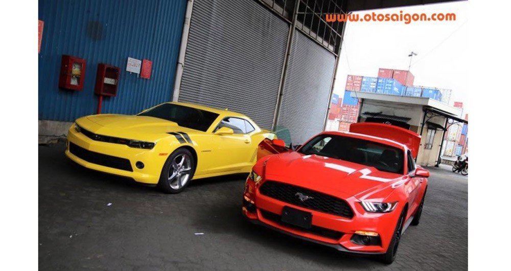 Ford Mustang và Chevrolet Camaro 2015