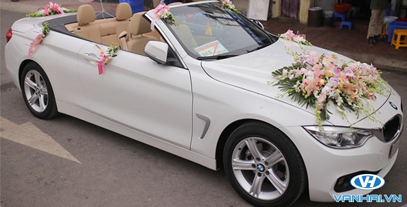 Mẫu trang trí hoa cưới được đặt ở chính giữa mui xe
