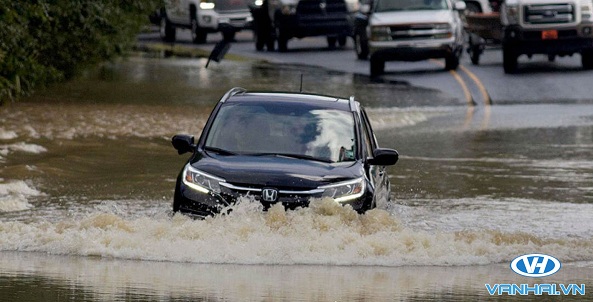 Xử lý xe thông thái khi rơi vào nước ngập quá sâu