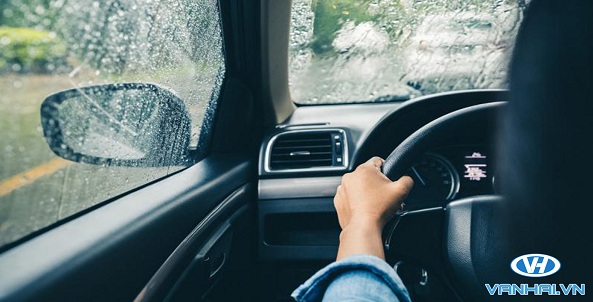 Trời mưa lớn khiến xe ô tô của bạn dễ bị ngập nước
