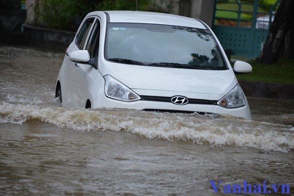 3 Mẹo lái xe khi đi qua vùng nước lụt