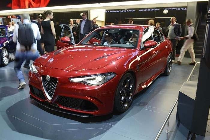 Siêu xe Alfa Romeo Giulia Quadrifoglio đa sắc màu