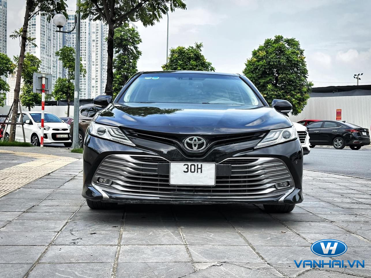 Cho thuê xe 4 chỗ Toyota Camry 2.5 Q tại Hà Nội 