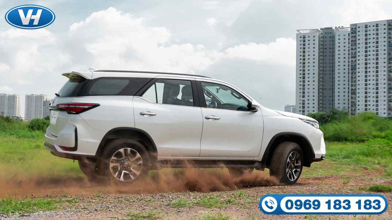 Đặt thuê xe tháng 7 chỗ Toyota Fortuner 2024 tiện ích