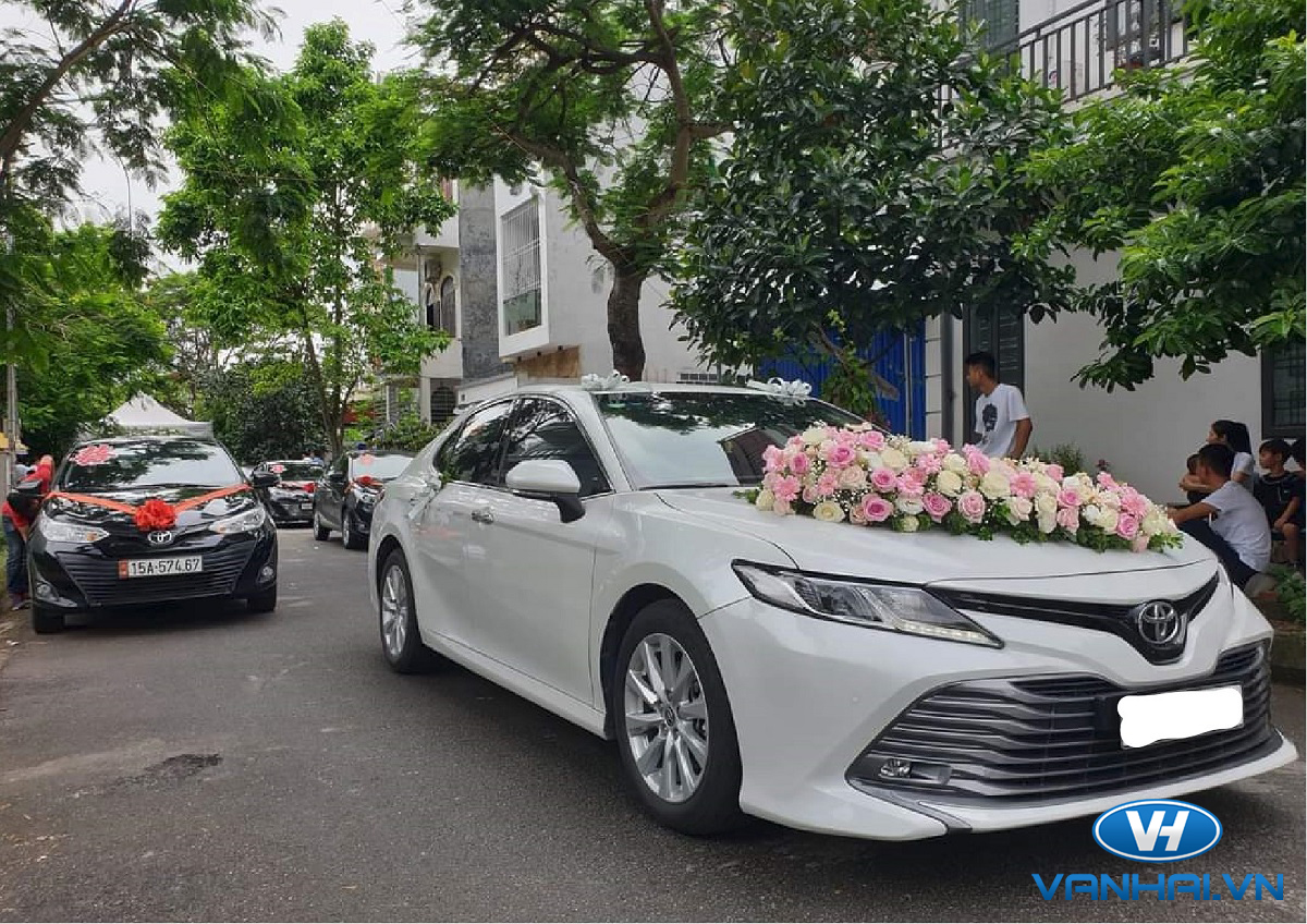 Cho thuê xe cưới 4 chỗ Toyota Camry giá rẻ tại Hà Nội 