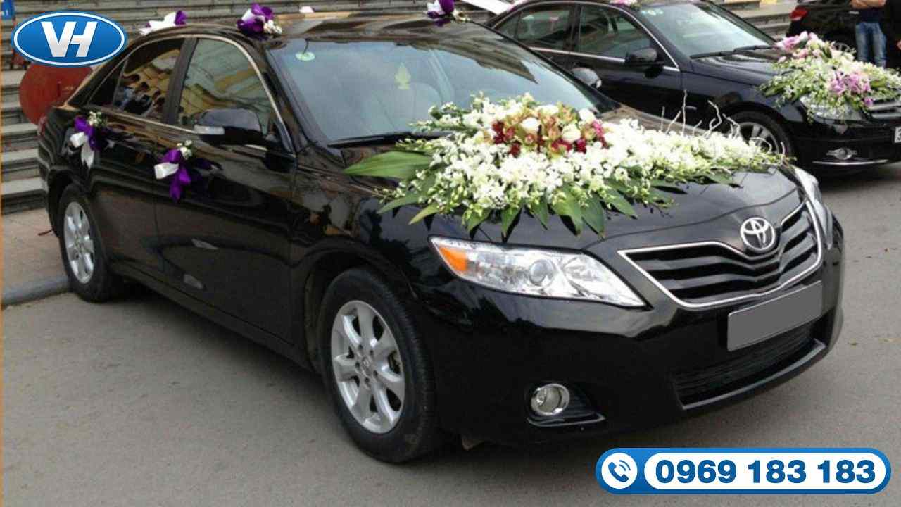 Đặt dịch vụ cho thuê xe cưới Toyota Camry 2.5Q tiện ích