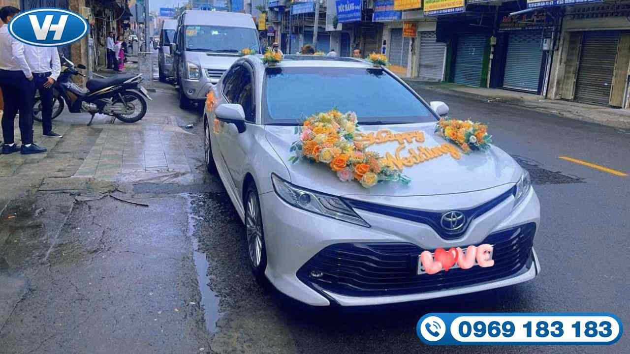 Vân Hải cho thuê xe cưới Toyota Camry 2.5Q với báo giá phải chăng