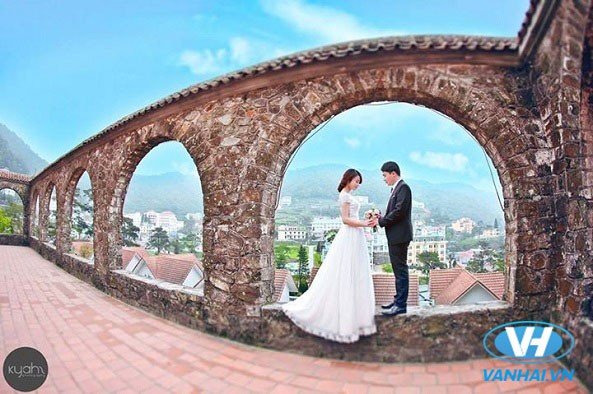 Chụp ảnh cưới tại nhà thờ đá