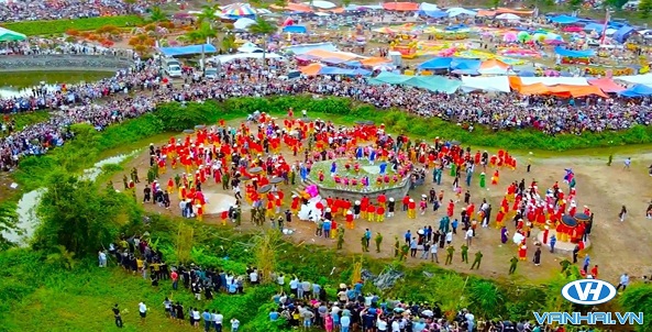 Lễ hội Gióng thu hút đông đảo du khách thập phương