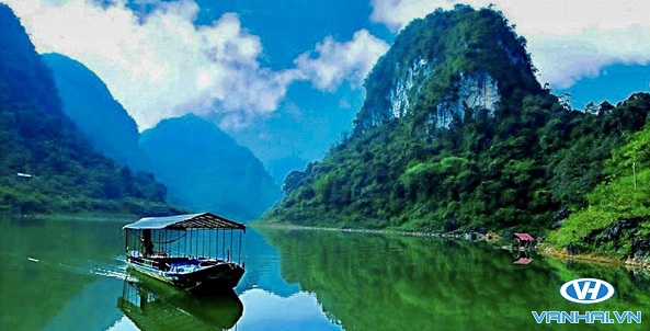 Hồ Thang Hen trong xanh và đầy xinh đẹp