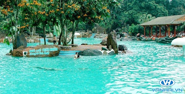 Bể bơi ở Thiên Sơn – Suối Ngà