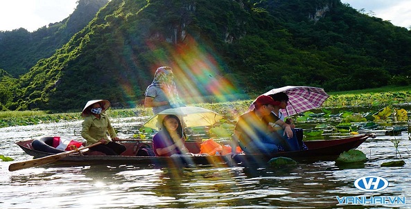 Du thuyền trên Hồ Quan Sơn để ngắm nhìn thiên nhiên tươi đẹp
