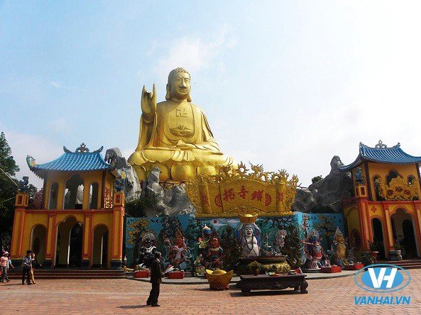 Chùa Thiêng Thác Vàng nằm trong lòng Phật - ảnh: dulichcongvu