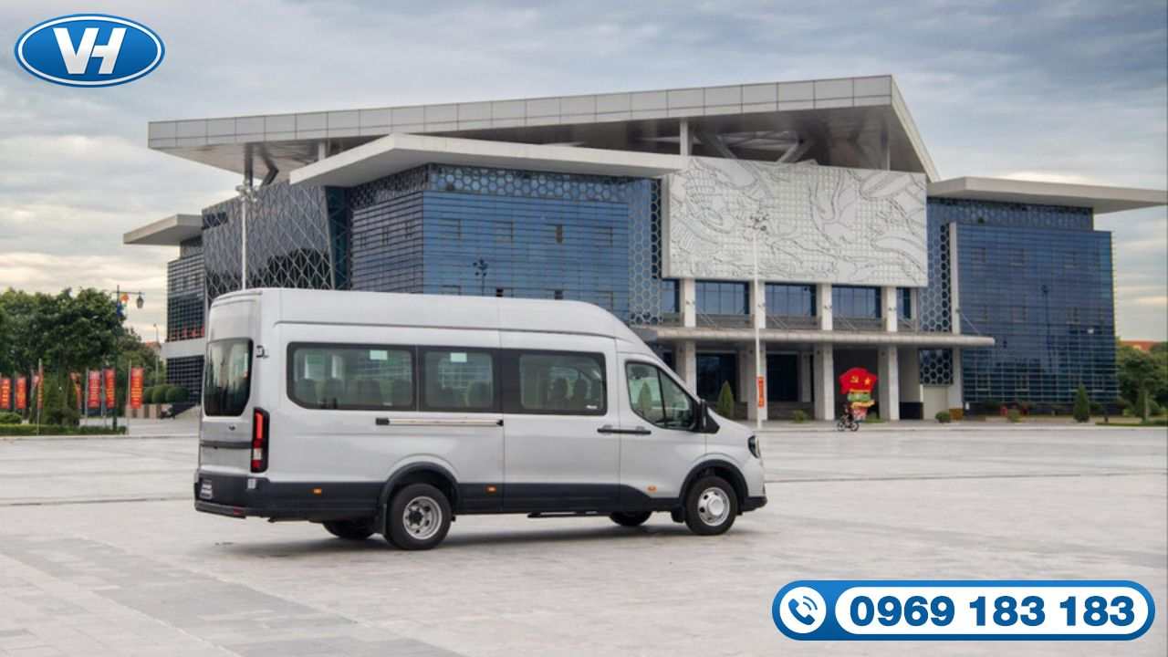 Vẻ ngoài thu hút của mẫu xe 16 chỗ Ford Transit 2024 