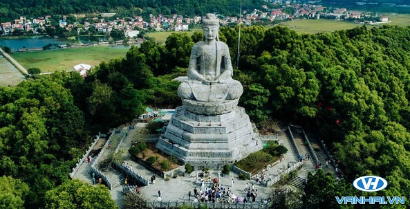 Pho tượng lớn nằm trên đỉnh núi là nơi tọa lạc của chùa Phật Tích
