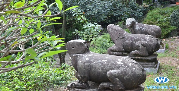 Hàng thú đá uy nghiêm ngay cổng chùa