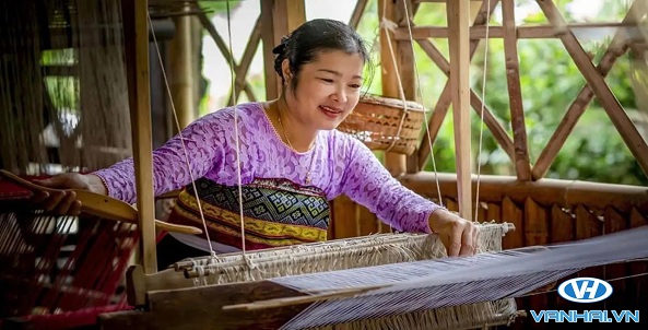 Mai Châu được xem là điểm đỏ của nghề dệt thổ cẩm ở Việt Nam