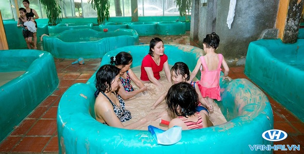 Trải nghiệm tắm bùn khoáng nóng tại Khoang Xanh – Suối Tiên