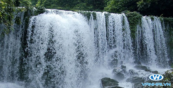 Vẻ đẹp của thác Hòa Lan tại khu du lịch Khoang Xanh – Suối Tiên