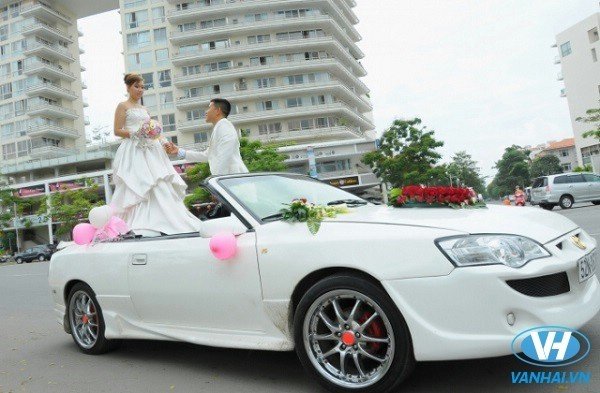 Thuê xe cưới mui trần giá rẻ nhất tại Hà Nội của công ty Vân Hải