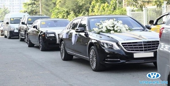 Dàn xe cưới Mercedes thời thượng trong lễ cưới