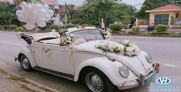 Xe cưới mui trần với cách kết hoa cưới ấn tượng