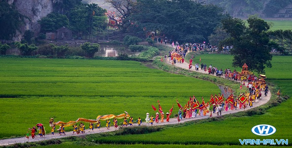 Đoàn người rước kiệu đầy sôi động trong lễ hội đền Thái Vi tại Tam Cốc