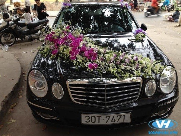 Nên trang trí xe hoa cưới bằng hoa giả hay hoa thật?