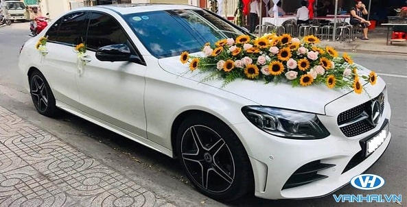 Chiếc xe hoa được trang trí tinh tế với hoa đồng tiền cam