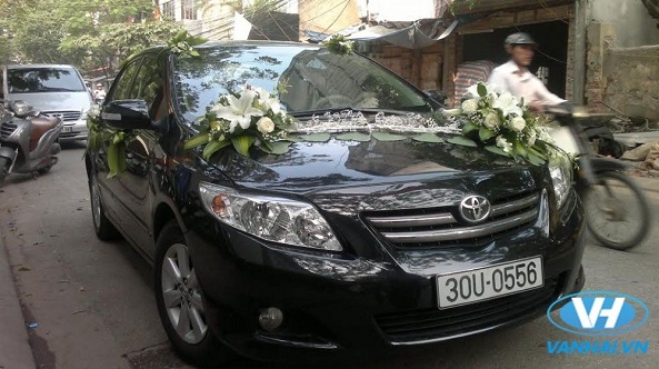Xe cưới 4 chỗ Toyota altis ấn tượng khi được trang trí hoa 