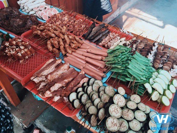 Sapa nổi tiếng với món thịt “lợn cắp nách” và các món nướng