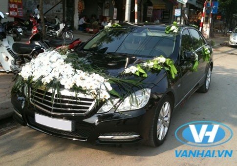 Dịch vụ cho thuê xe cưới 4 chỗ Mercedes E240 của Vân Hải có mức giá thuê chỉ 1,8 triệu (chưa chờ tiệc).