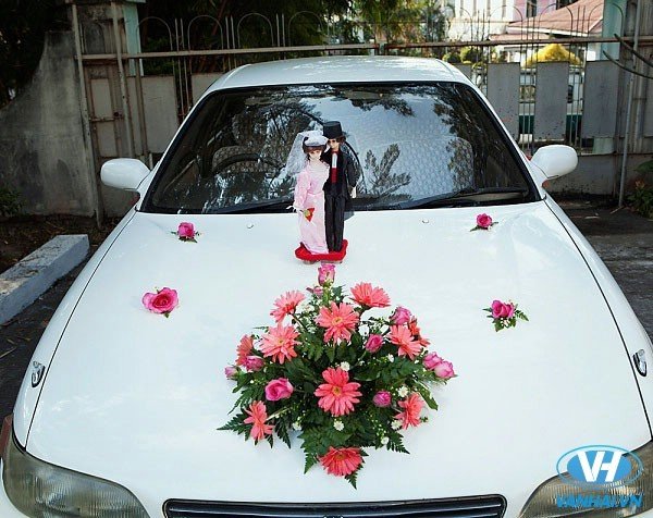 Trang trí hoa kết hợp cùng phụ kiện - xe cưới Vân Hải 