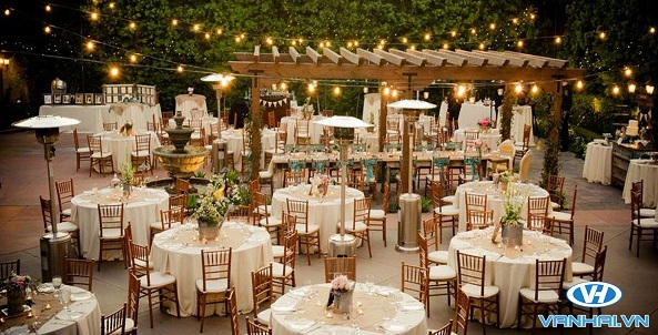 Trang trí bàn cưới theo phong cách vintage, rất ấn tượng đúng không nào 