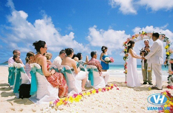 Một lễ cưới đơn giản trên bờ biển 