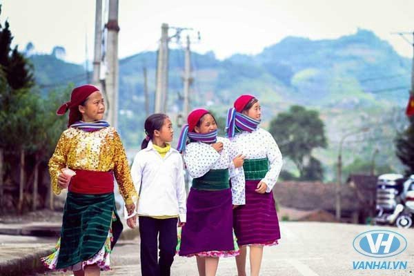 Hà Giang với những ngôi nhà trình tường suốt bốn mùa che chở cho đồng bào Mông chống chọi khí hậu khắc nghiệt, với hoa ban trắng, với cô gái vùng cao thướt tha sẽ mang đến cho bạn những cảm xúc khó quên.