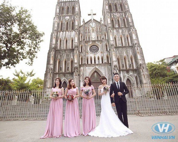 Nếu như Sài Gòn nổi tiếng với Nhà thờ Đức Bà thì Hà Nội nổi tiếng với  Nhà thờ Lớn cổ kính. Có rất nhiều góc chụp đẹp để các bạn trẻ tha hồ thể hiện.
