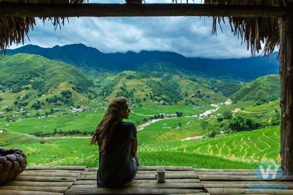 Hmong Mountain Retreat  được hình thành bởi những nhà sàn, nhà lá của tuổi đời trên 70 năm, nơi gắn kết đất trời với thiên nhiên. Sáng thức giấc, mây mờ phủ kín các dãy núi, luồn lách cả vào trong phòng, cảm giác tuyệt vời vô cùng.