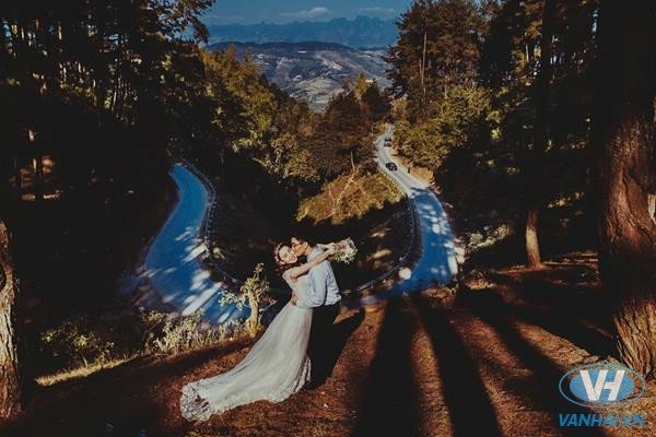 Các con dốc nổi tiếng thuộc tuyến đường Hạnh Phúc như Chín Khoanh, Pải Lủng... hiện lên thật nên thơ trong những bức ảnh cưới.