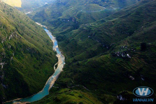 Dòng Nho Quế len lỏi sau những dãy núi nhìn từ đỉnh Mã Pì Lèng. Khúc sông này giờ đã được ngăn lại để làm thuỷ điện.