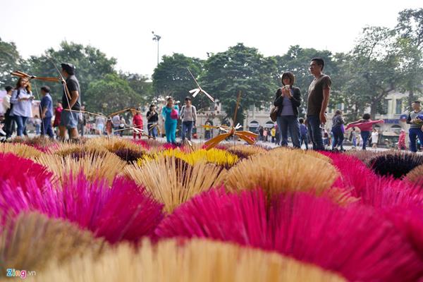 Được biết đây là triển lãm làng nghề do hiệp hội xuất khẩu hàng thủ công mỹ nghệ Việt Nam phối hợp với Trung tâm Xúc tiến đầu tư thương mại và du lịch Hà Nội tổ chức tại vườn hoa Lý Thái Tổ bên hồ Gươm.