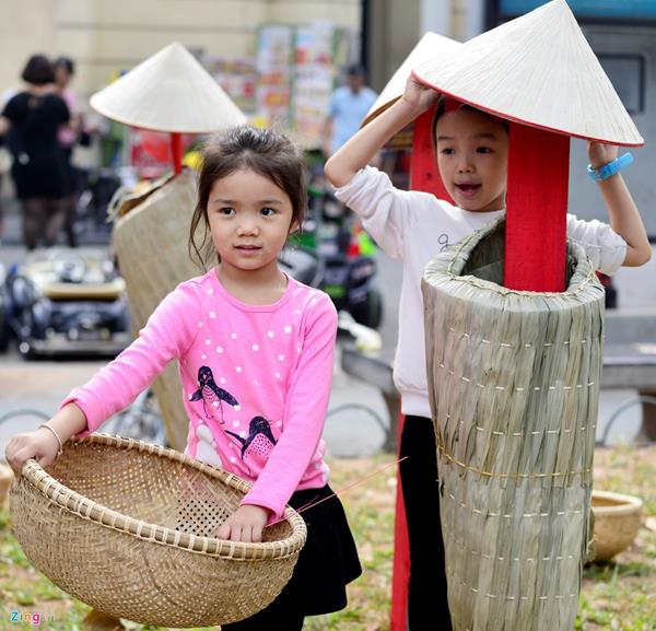 Mô phỏng người nông dân trong áo tơi, nón lá mang tính tượng hình cao, khá lạ mắt, thu hút nhiều em nhỏ.