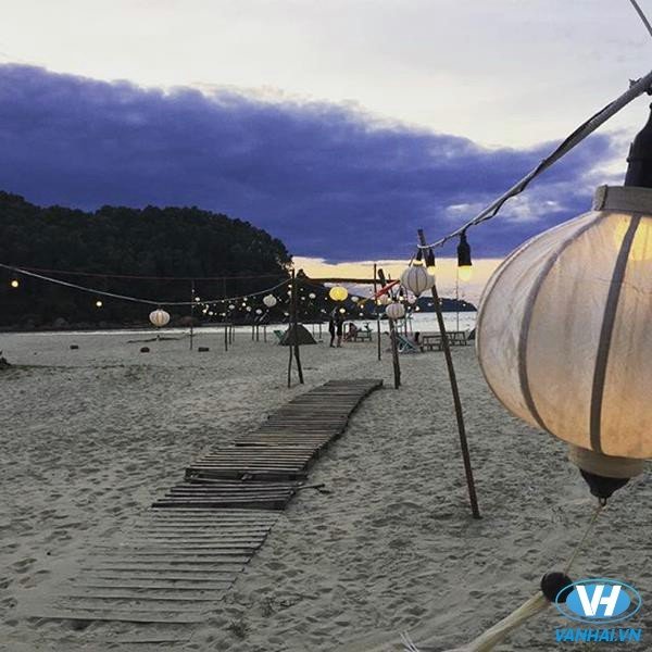 Cảnh Dương Beachcamp cách trung tâm thành phố Huế và Đà Nẵng chừng 50km.