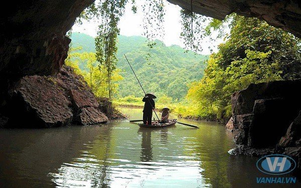 Thung tắng, địa danh ít người biết đến nhưng cảnh vật lại vô cùng yên bình và không kém phần rực rỡ. Khi thuyền đi luồn qua hang đưa bạn từ thung này qua thung khác, cảnh vật mở ra phía trước dường như đẹp hơn, hữu tình hơn. 