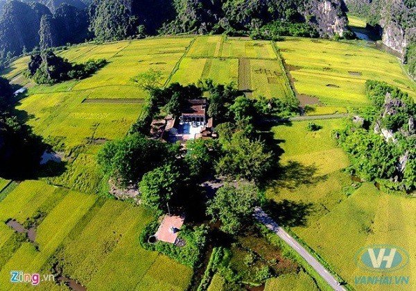 Đền Thái Vi ở thôn Văn Lâm, xã Ninh Hải, huyện Hoa Lư thờ vua Trần Thái Tông, Trần Thánh Tông... Tương truyền đền Thái Vi được xây dựng trên nền cung điện của hành cung Vũ Lâm của các vua Trần. Cứ 3 năm một lần vào các năm Tí, Ngọ, Mão, Dậu, đền Thái Vi tổ chức lễ hội trong 3 ngày từ 14-16/3 (Âm lịch) thu hút rất nhiều du khách thập phương.