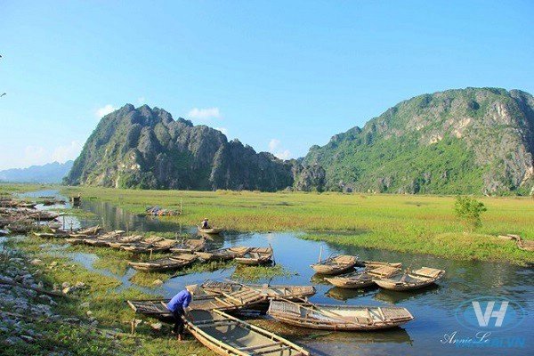 Đầm Vân Long thuộc huyện Gia Viễn, tỉnh Ninh Bình. Đây là khu bảo tồn thiên nhiên ngập nước lớn nhất vùng đồng bằng Bắc Bộ, với hàng nghìn động, thực vật, thuỷ sinh lưu trú, trong đó có nhiều loài quý hiếm như voọc quần đùi trắng, sơn dương, cu ly lớn, cầy vằn, khỉ mặt đỏ... Ảnh: Cỏ Biếc.