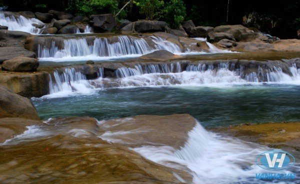 Thác Yang Bay thuộc công viên du lịch Yang Bay, gần thác còn có thác Ho Cho “con” và Ho Cho “mẹ”, rất đáng để bạn đến xem thử.