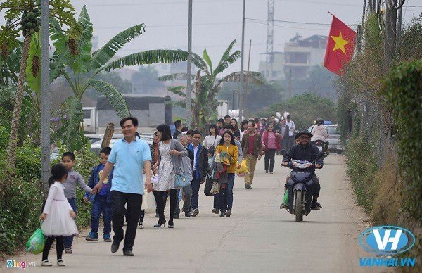 Những điểm gởi xe cách nơi chụp khác xa nên khách phải đi bộ sâu vào trong. Giá vé vào cửa được biết là khoảng 50.000-70.000 đồng một người.