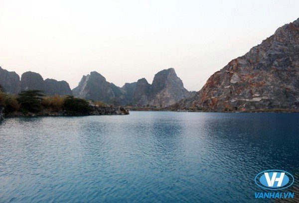 Hồ nước có màu xanh ngắt bao quanh bởi núi đá vôi Trại Sơn (xã An Sơn, huyện Thuỷ Nguyên) được mệnh danh là 